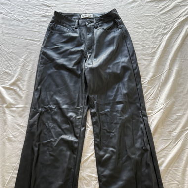 Pantaloni neri effetto pelle ONLY