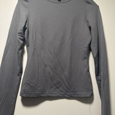 Grey long-sleeved shirt