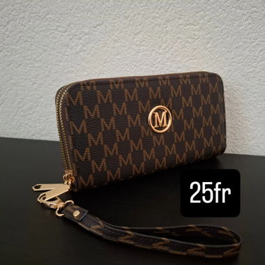 Portefeuille femme marron motif M Porte-monnaie
