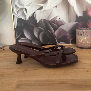 Sandali con tacco a gattino marrone-rosso
