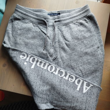Pantalone da jogging Abercrombie & Fitch in pile grigio