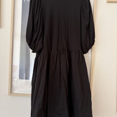 Robe noire à manches bouffantes
