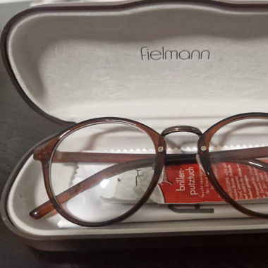 Accessoire- Brille (keine Korrektur)