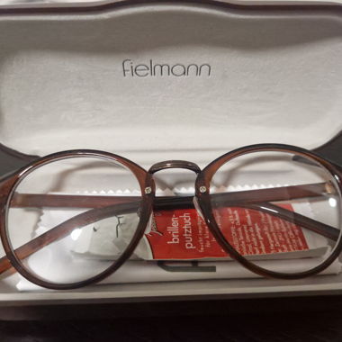 Accessoire- Brille (keine Korrektur)