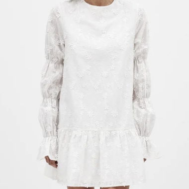 Robe courte blanche avec broderie florale