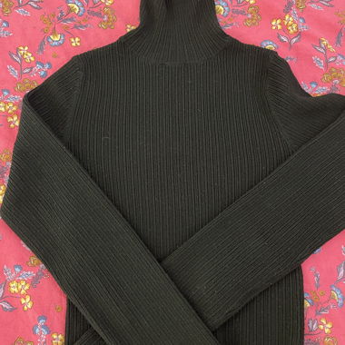 Schwarzer Rippstrick-Rollkragenpullover