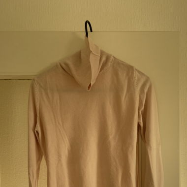 Col roulé rose pâle