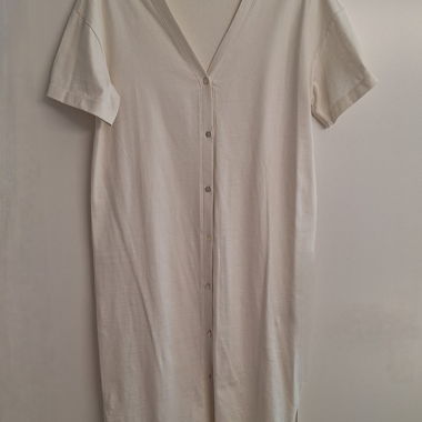 Weisses Baumwollekleid mit Knopfleiste