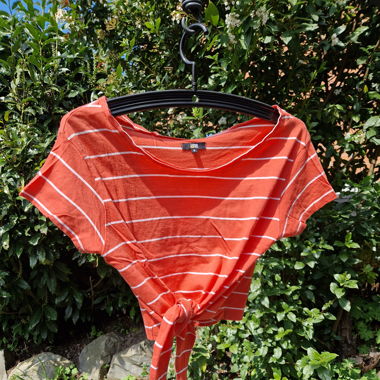 Geknotetes Crop Top / Crop Top with Knot