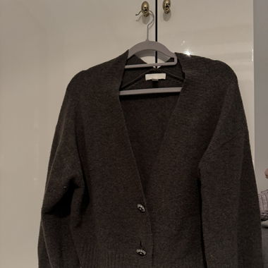 dunkelgraue Strickjacke mit Glitzerknöpfen