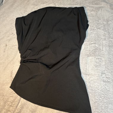 Top nero asimmetrico con spallina