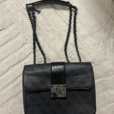 Schwarze Guess-Handtasche mit Kette