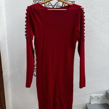Rotes Kleid mit langen Ärmeln