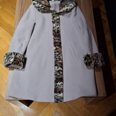 Cappotto corto beige con pelliccia finta 
