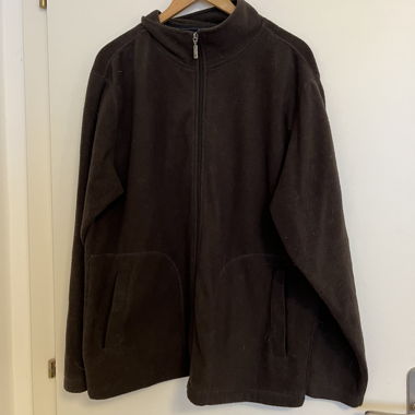 Maglione marrone con zip e collo alto