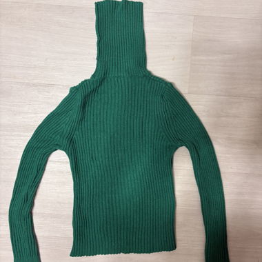 Maglione verde a coste con collo alto