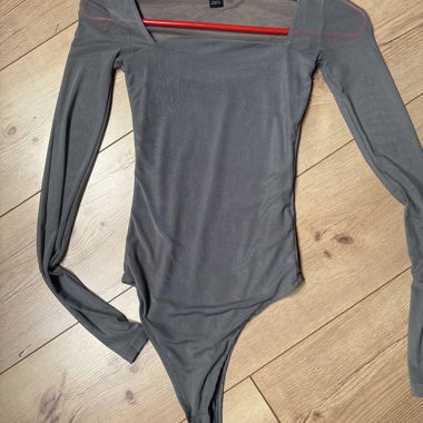Grauer Langarm-Body
