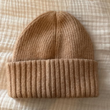 Bonnet en maille beige côtelé