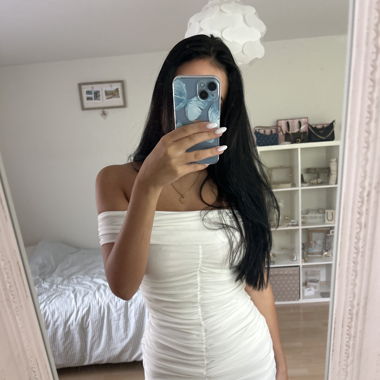 cutes, weisses Kleid mit Tüll