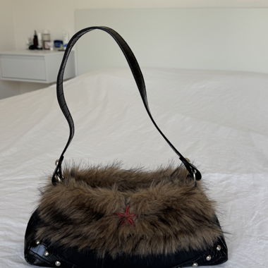 Sac bandoulière en éco-cuir et fausse fourrure