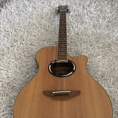 Akustisch-Elektrische Yamaha Gitarre