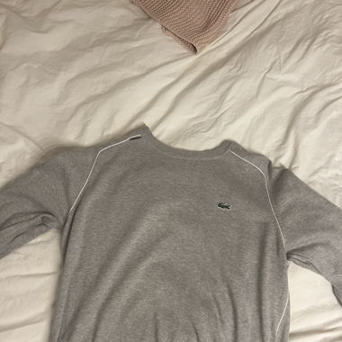 lacoste Sweatshirt, kleines Loch an schulter