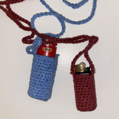 collier pochette pour briquet au crochet