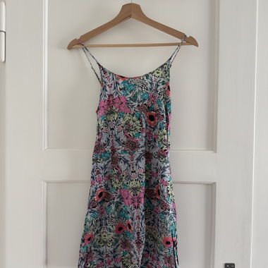 Geblümtes Trägerkleid