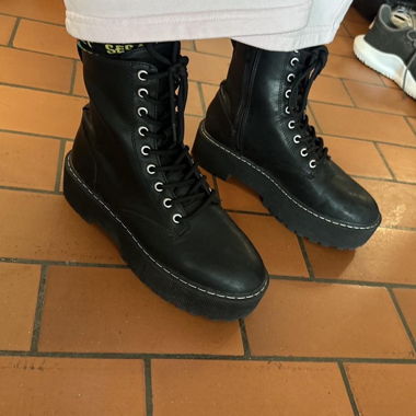 Bottines à laçage avec semelle plateforme noires