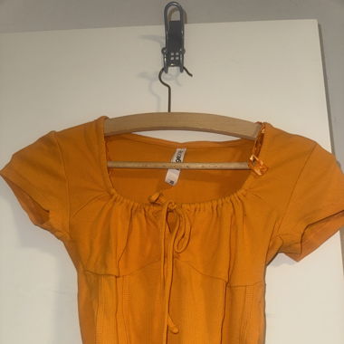 Oranges bauchfreies T-shirt 