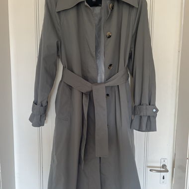 Graugrüner Trenchcoat mit Guertel