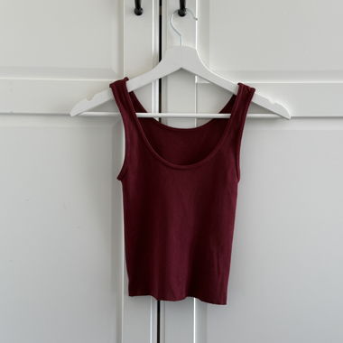 Bordeauxfarbenes geripptes Tanktop