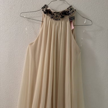 Robe blanche avec fleurs et perles