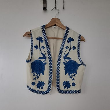 Veste crème avec broderie florale bleue