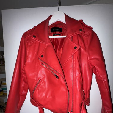 rote Kunstlederjacke