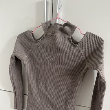 "Maglia a collo alto senza spalline, look chic"