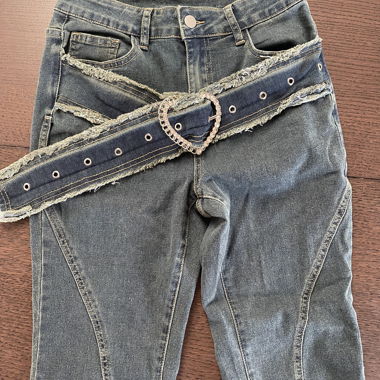 Pantalon évasé avec ceinture en strass en forme de cœur