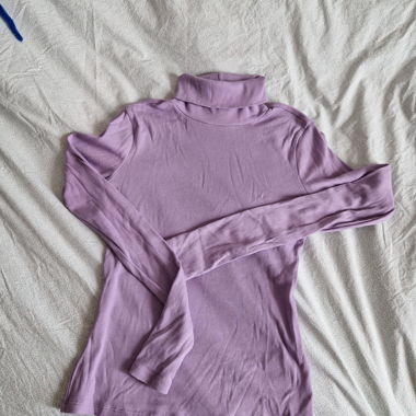 Maglia manica lunga con collo alto lilla