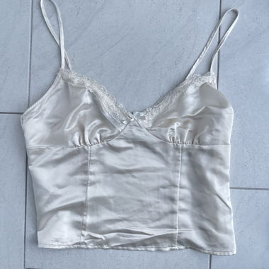 Haut en satin et dentelle