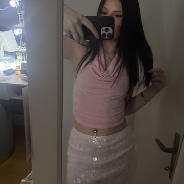 Top rosa con gonna scintillante