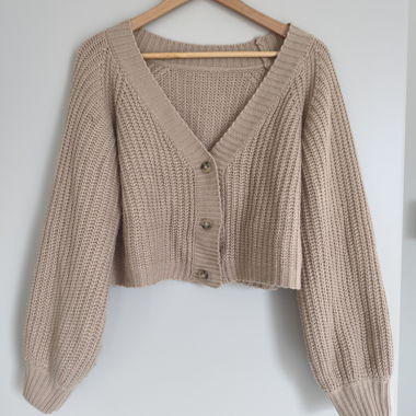 Kurzer beiger Cardigan aus grobem Strick
