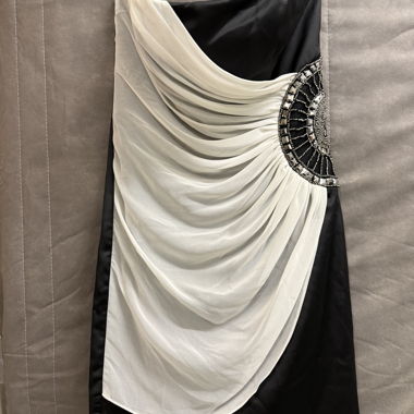 Schwarzes Cocktailkleid mit Drapierung