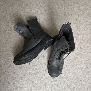 Schwarze Schnürstiefel
