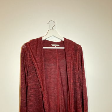Langärmlige, lockere, rote Strickjacke
