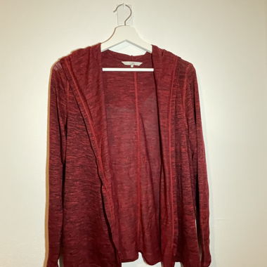 Langärmlige, lockere, rote Strickjacke