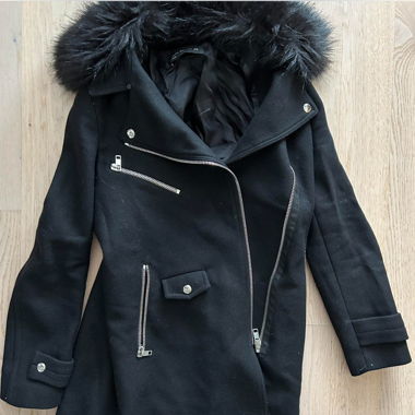 Schwarzer Wintermantel mit Kunstpelz von Zara