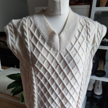 women's beige vest  it fits sizes 36, 38 or 40 
