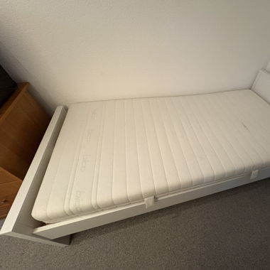 Bett mit Matratze und Lattenrost