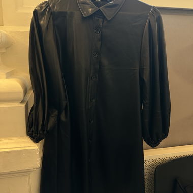 ZARA Hemdkleid in schwarzem Kunstleder, Grösse EUR S