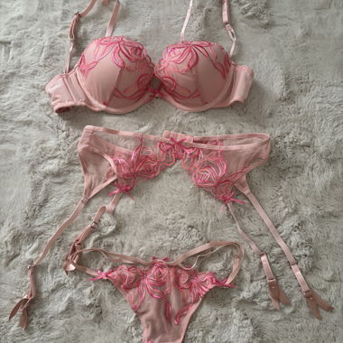 Set di lingerie rosa nuovo di zecca